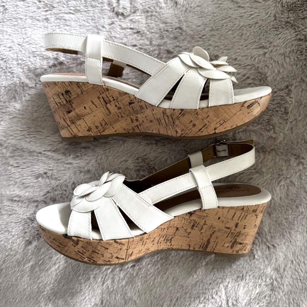 White Laura Scott Wedge Open-toe Sandals with Floral Accent Size 8 - Picture 2 of 14